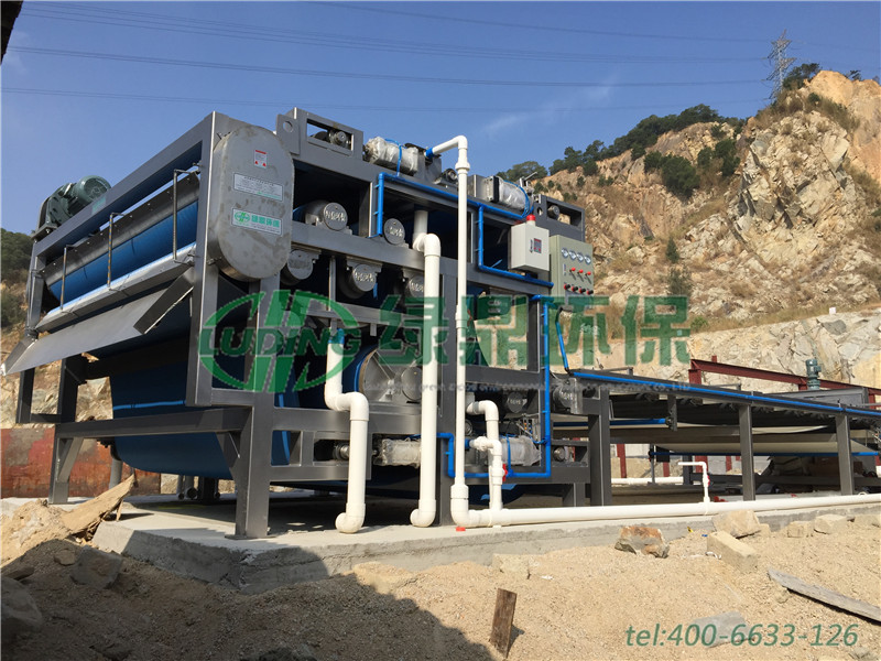 市政污水處理帶式壓濾機制成泥餅加工制成了農家肥立大功