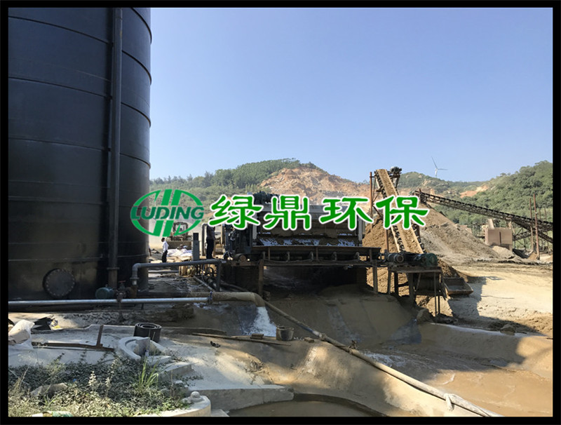 福建洗沙泥漿帶式壓濾機(jī)安裝現(xiàn)場(chǎng) 1