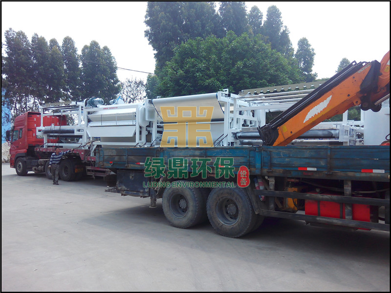 帶式壓濾機發往鉆孔灌注樁的廢泥漿處理工程 3