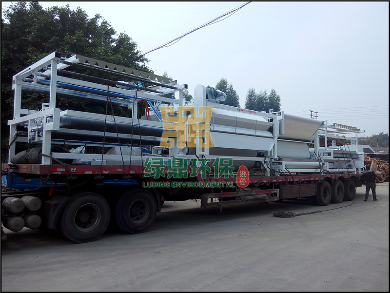 帶式壓濾機發往鉆孔灌注樁的廢泥漿處理工程 1